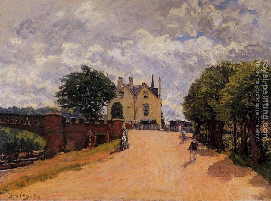 Alfred Sisley : Inn at East Molesey with Hampton Court Bridge